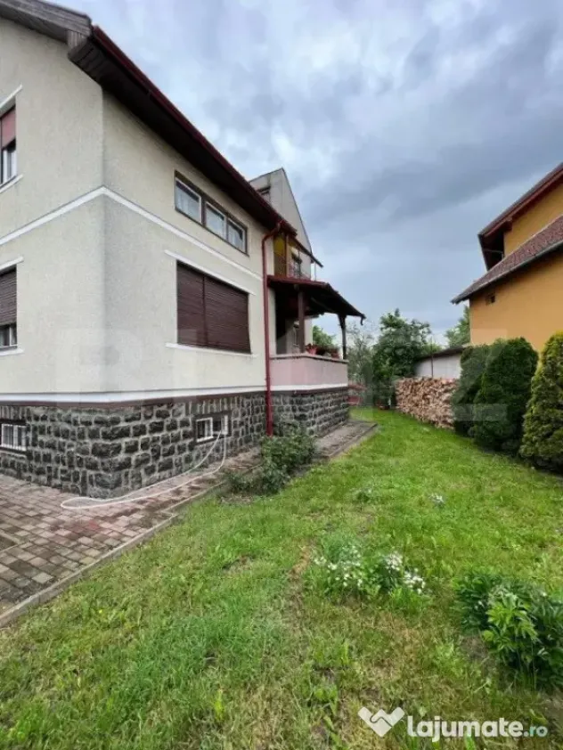 Casa 274 mp, teren 443 mp, zona centru LIVADA, pretabila si