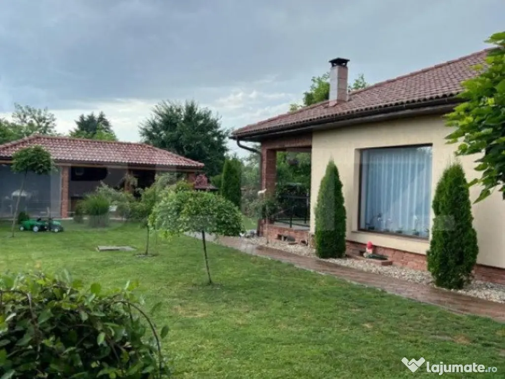 Casa cu 4 camere, 150 mp, teren 1000 mp, zona Bercu Rosu