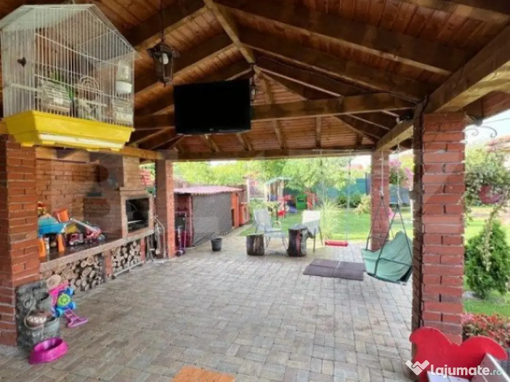 Casa cu 4 camere, 150 mp, teren 1000 mp, zona Bercu Rosu