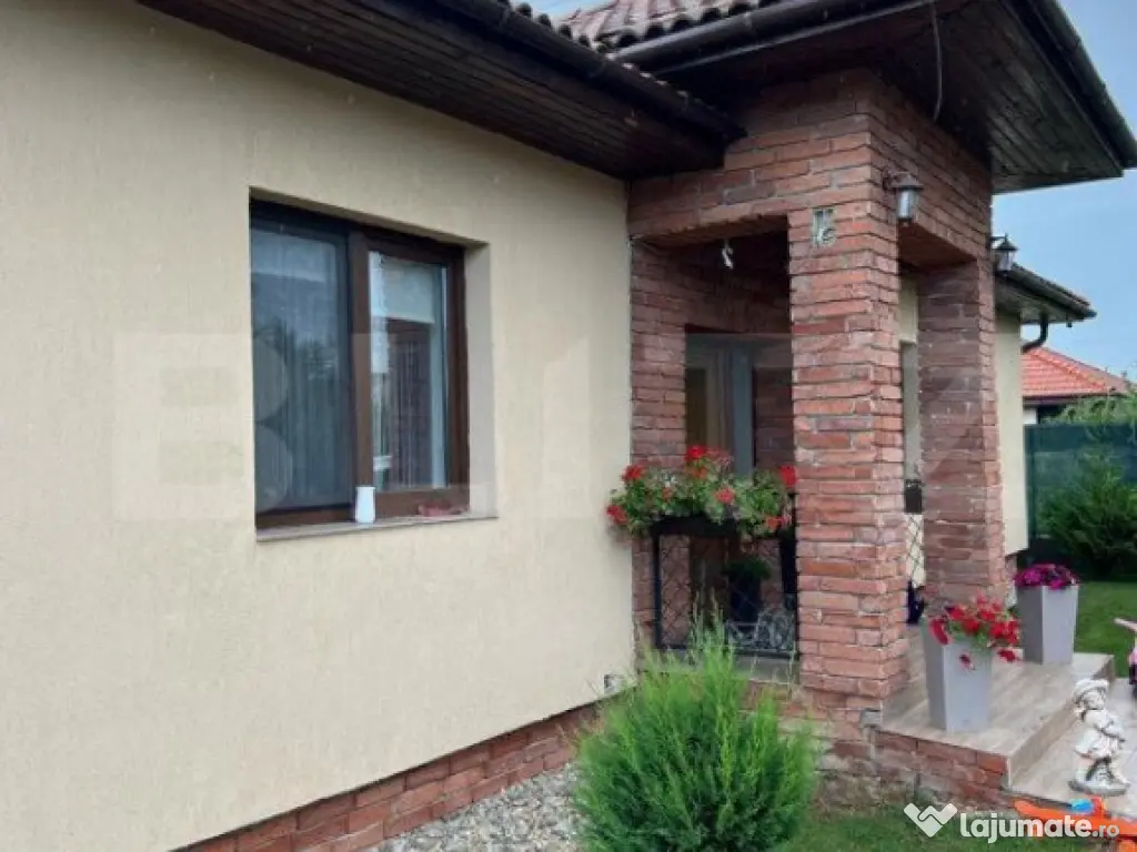 Casa cu 4 camere, 150 mp, teren 1000 mp, zona Bercu Rosu