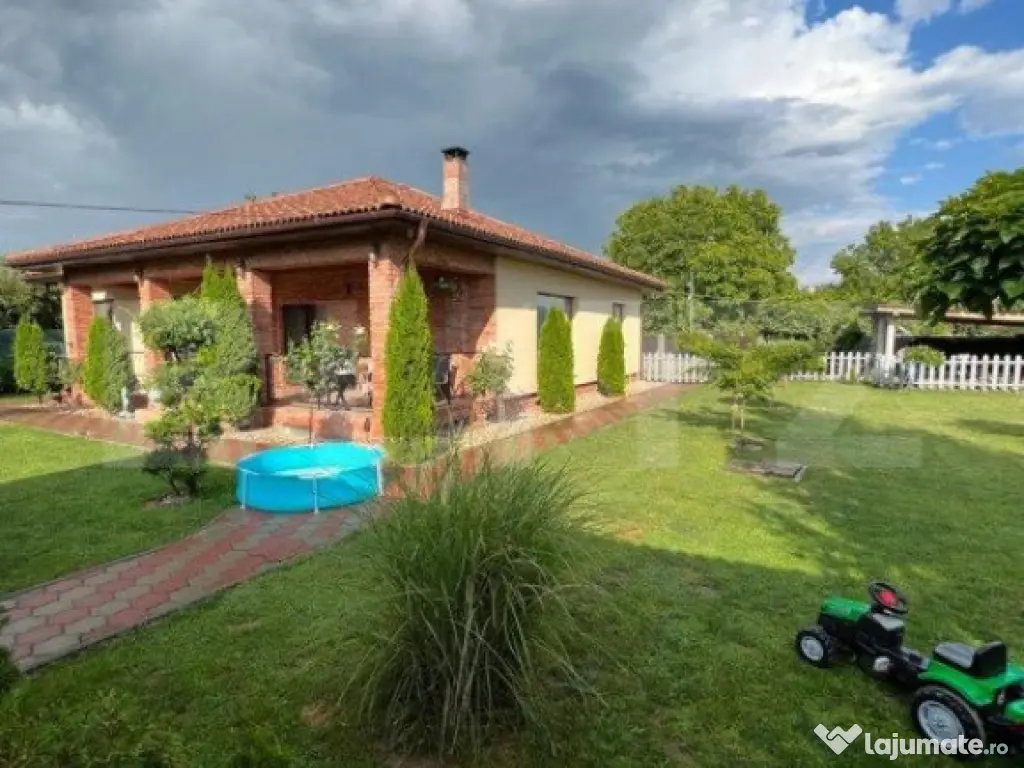 Casa cu 4 camere, 150 mp, teren 1000 mp, zona Bercu Rosu