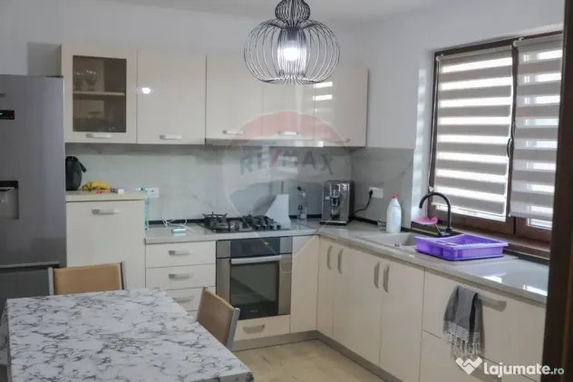 Casă cu 4 camere, de închiriat în cartierul Tineretului