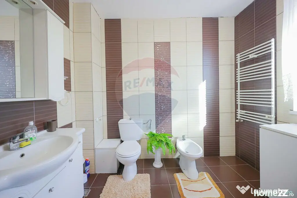 Casă cu 5 camere de vânzare în zona Episcopia Bihorului