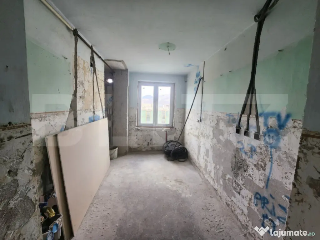 Apartament de vânzare - Semifinisat - Zona Centrală