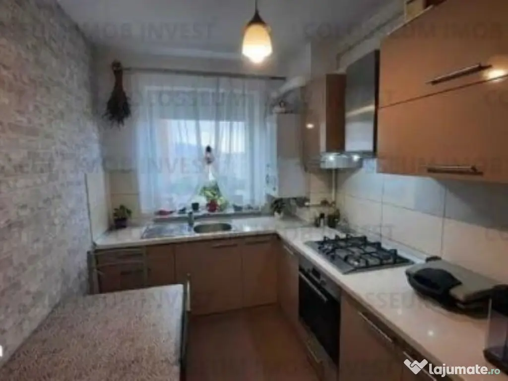 Apartament cu 3 camere, decomandat - zona Avantgarden.