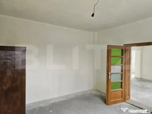 Casa de vanzare cu 3 camere, 2050 mp, zona Tatarasti