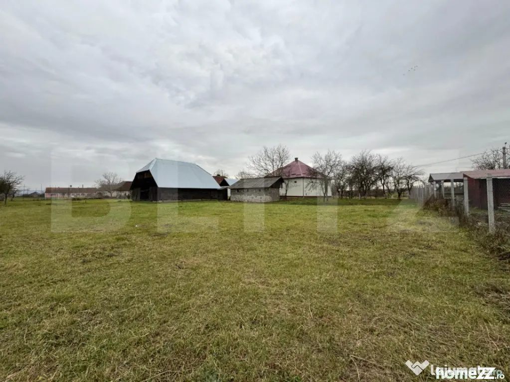 Casa de vanzare cu 3 camere, 2050 mp, zona Tatarasti