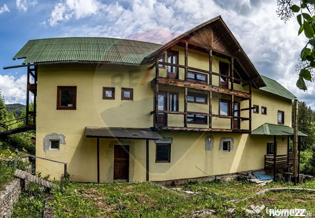 Vila / Pensiune cu 20 camere de vânzare în Câmpulung M...