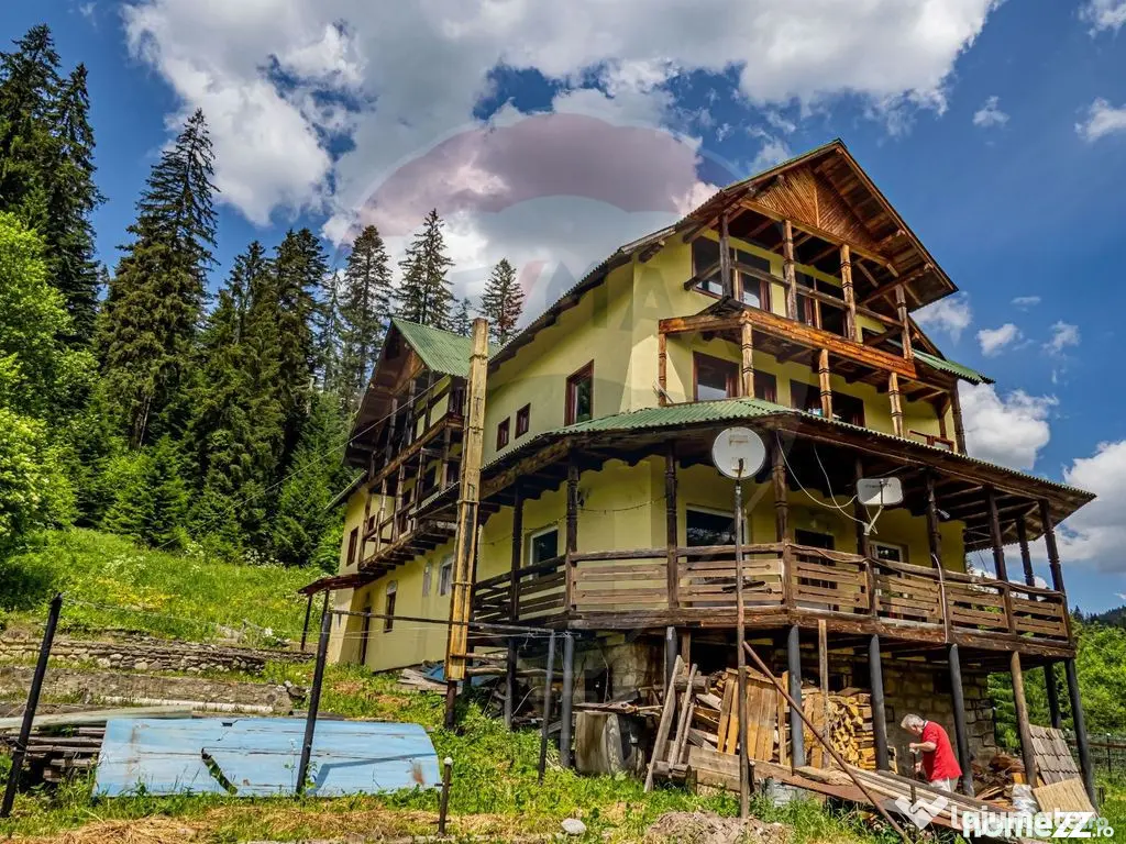 Vila / Pensiune cu 20 camere de vânzare în Câmpulung M...