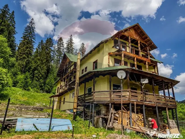 Vila / Pensiune cu 20 camere de vânzare în Câmpulung M...