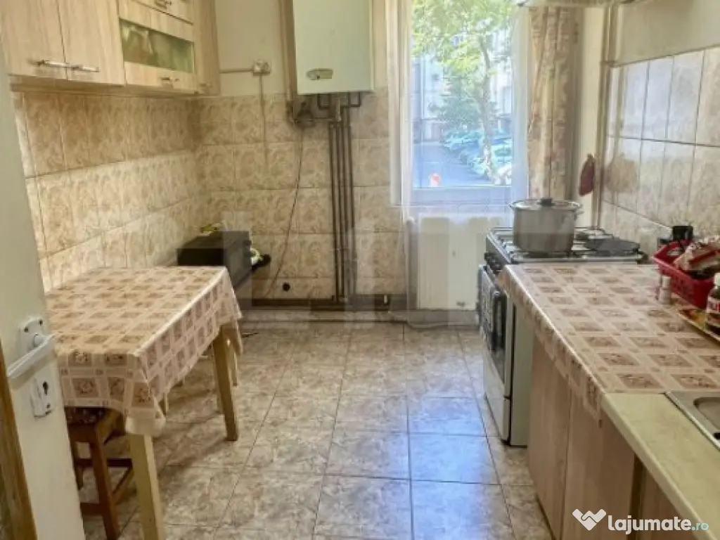 Apartament de vanzare, cu 3 camere, zona Tudor