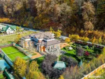 Bijuterie arhitecturală unică | teren de tenis | finisa...