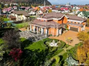 Bijuterie arhitecturală unică | teren de tenis | finisa... 