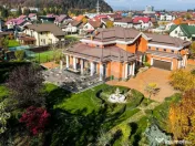 Bijuterie arhitecturală unică | teren de tenis | finisa... 