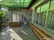 Casă cu gradina si solarii de legume 