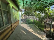 Casă cu gradina si solarii de legume 