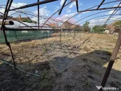 Casă cu gradina si solarii de legume 