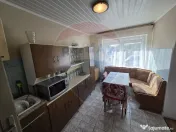 Casă cu gradina si solarii de legume 