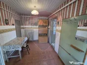 Casă cu gradina si solarii de legume 