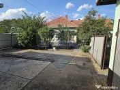 Casă cu gradina si solarii de legume 