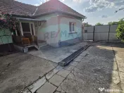 Casă cu gradina si solarii de legume 