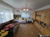 Casă cu gradina si solarii de legume 