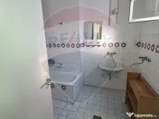 Casă cu gradina si solarii de legume 