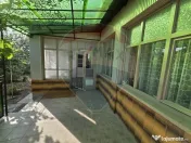 Casă cu gradina si solarii de legume 