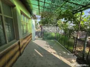 Casă cu gradina si solarii de legume 