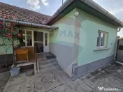 Casă cu gradina si solarii de legume 