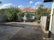 Casă cu gradina si solarii de legume 