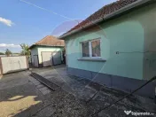 Casă cu gradina si solarii de legume 