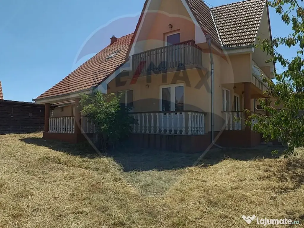 Casă cu mansardă cu 5 camere de vânzare în zonă metr...