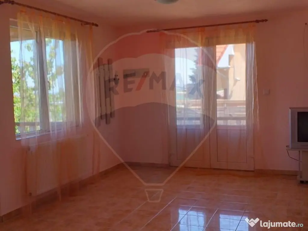 Casă cu mansardă cu 5 camere de vânzare în zonă metr...