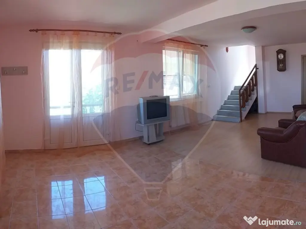 Casă cu mansardă cu 5 camere de vânzare în zonă metr...