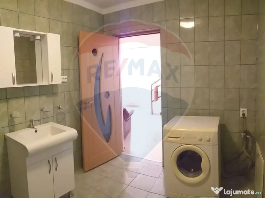 Casă cu mansardă cu 5 camere de vânzare în zonă metr...