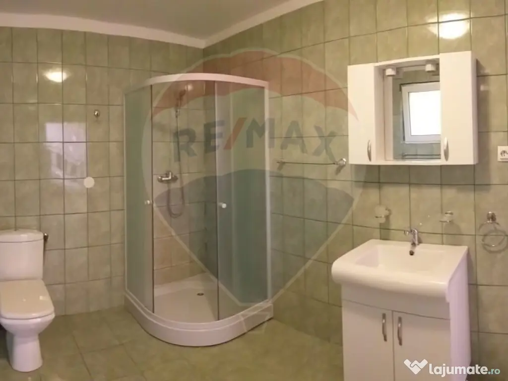 Casă cu mansardă cu 5 camere de vânzare în zonă metr...