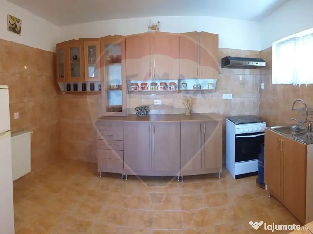 Casă cu mansardă cu 5 camere de vânzare în zonă metr...