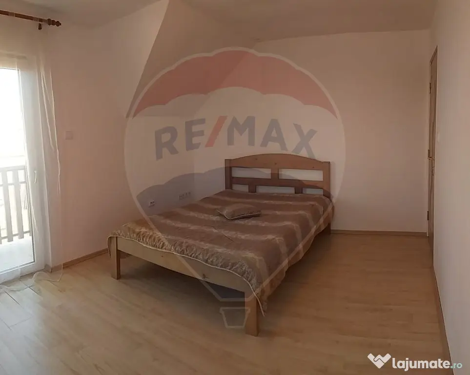 Casă cu mansardă cu 5 camere de vânzare în zonă metr...