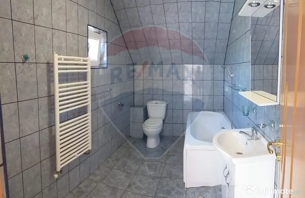 Casă cu mansardă cu 5 camere de vânzare în zonă metr...