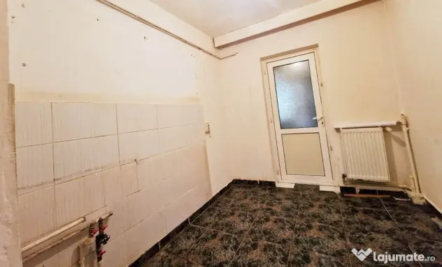 Apartament 3 camere – parter – zona 2 Cocosi, Micro 20