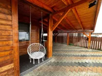Cabană cu 3 dormitoare, 3 băi, terasă și teren de 400 mp