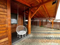Cabană cu 3 dormitoare, 3 băi, terasă și teren de 400 mp