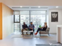 Spațiul de birou frumos proiectat, în plan deschis, pentru 10 persoane