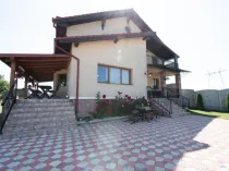 Casă deosebită în zona centrală Sânpetru – teren generos!