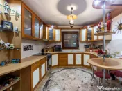 Vila zona Expo Parc - 2 apartamente, curte comuna 