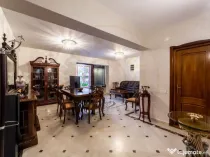 Vila zona Expo Parc - 2 apartamente, curte comuna