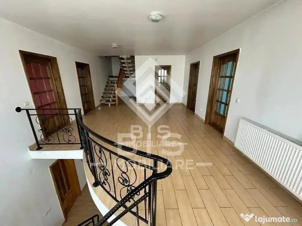 Casa spatioasa pe 3 nivele - Sigmir