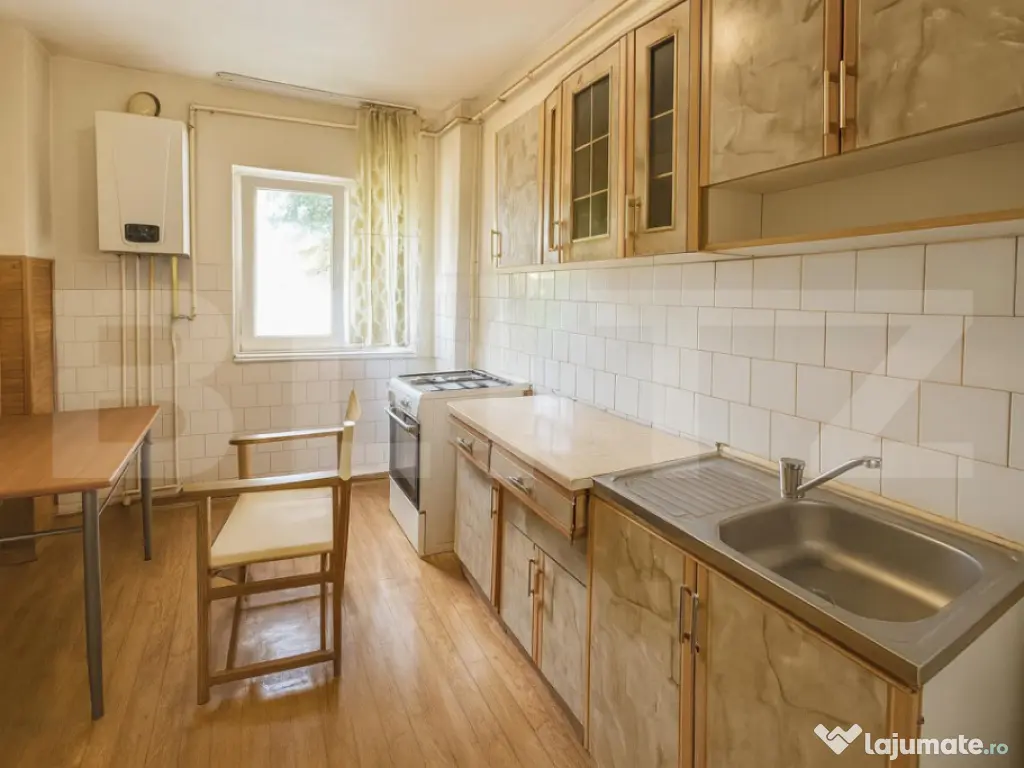 Apartament 3 camere de inchiriat,2 bai, etaj 1, zona Cetate