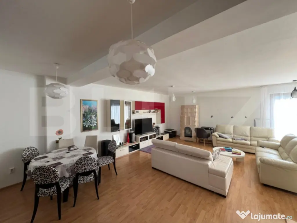 Casă pe o stradă privată în Făget cu teren și panoram?